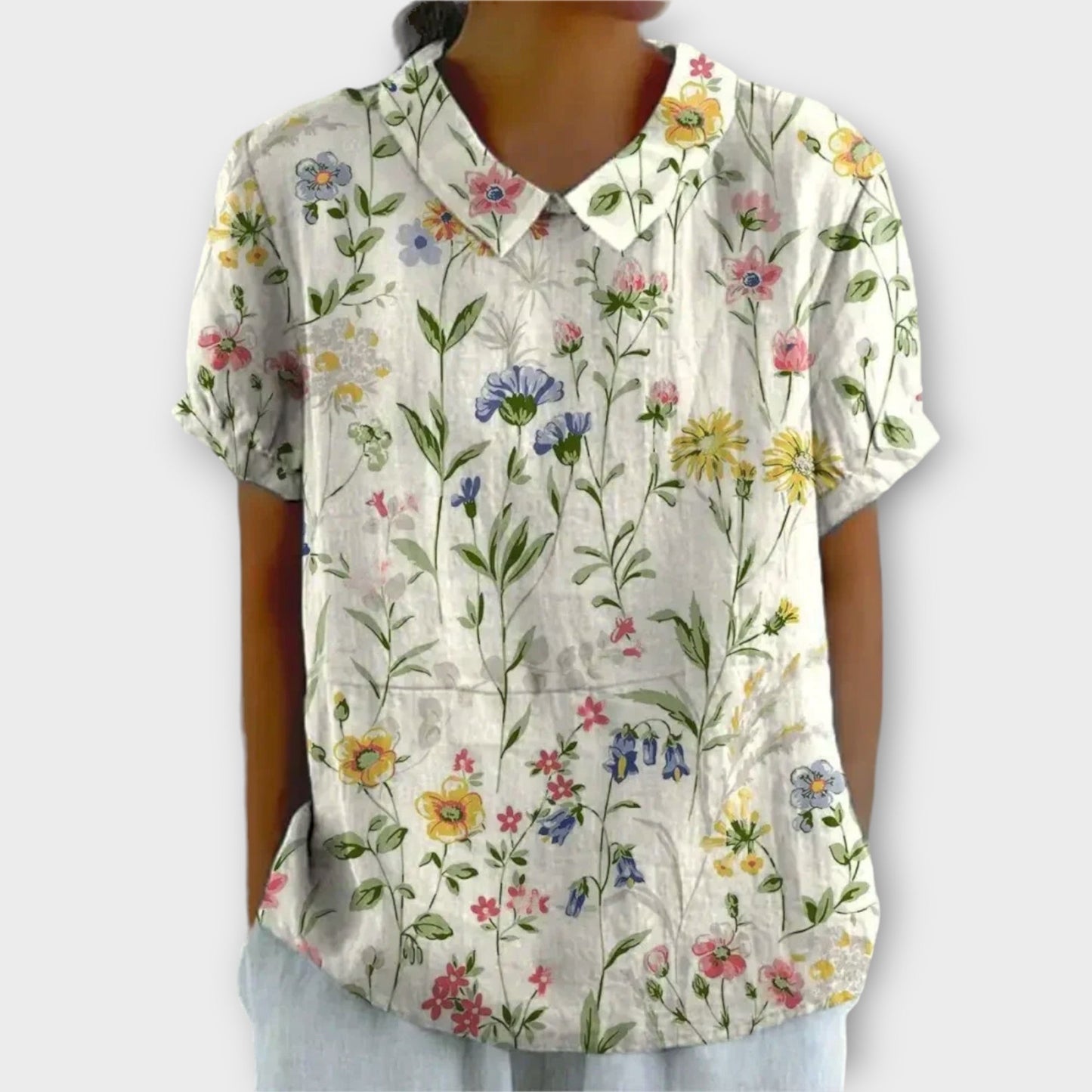 "Stijlvolle damesbloes met bloemenprint van katoen-linnen voor elegantie en comfort, perfect voor zonnige dagen."