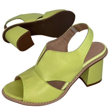 "Stijlvolle damessandalen met beige blokhak, open design en verstelbare bandjes voor comfort en stabiliteit"