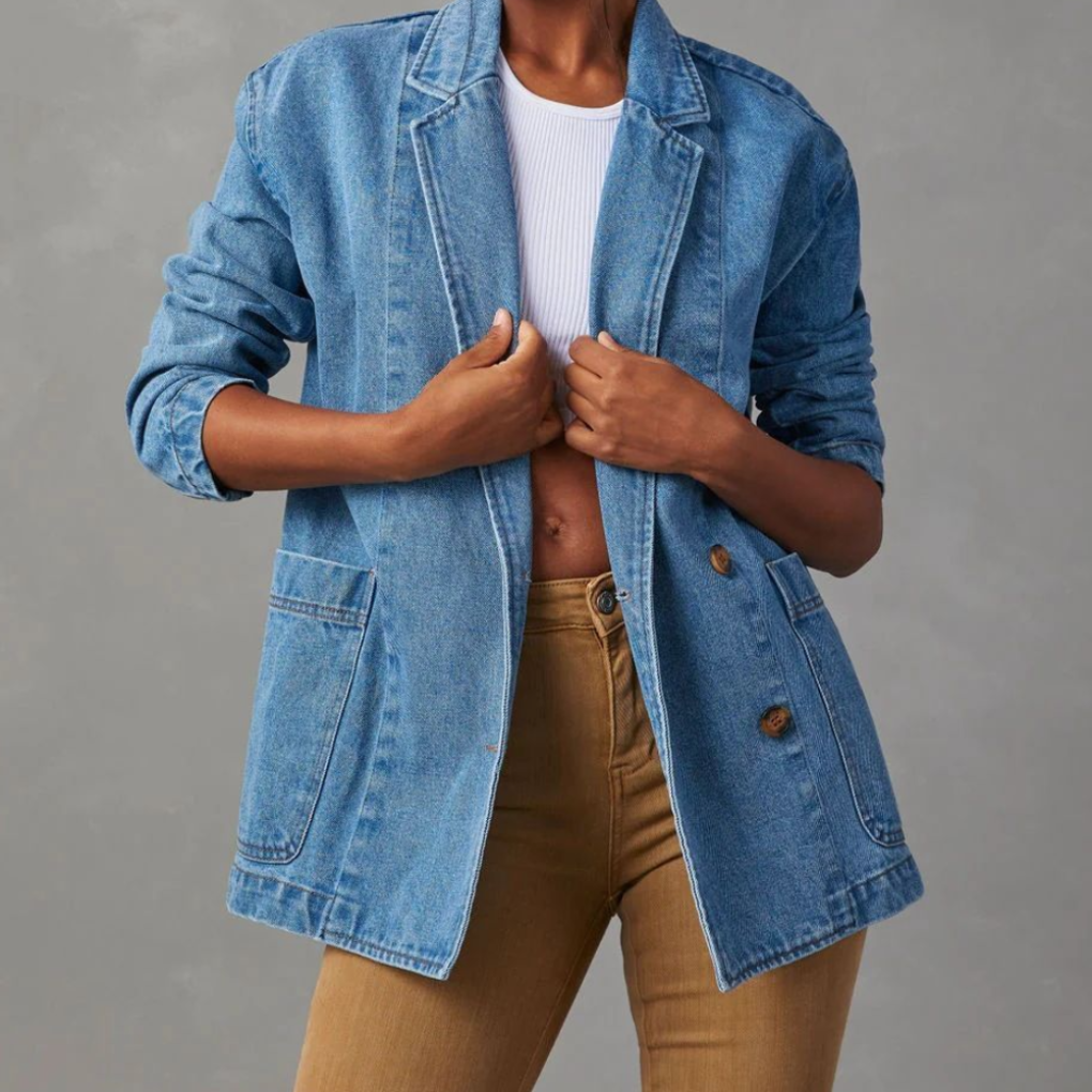 Veelzijdige dames spijkerjas, ideaal voor een stijlvolle zomerse casual look. Blauwe denim van hoge kwaliteit.