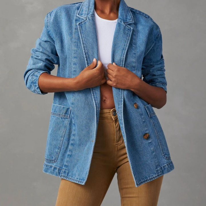 Veelzijdige dames spijkerjas, ideaal voor een stijlvolle zomerse casual look. Blauwe denim van hoge kwaliteit.