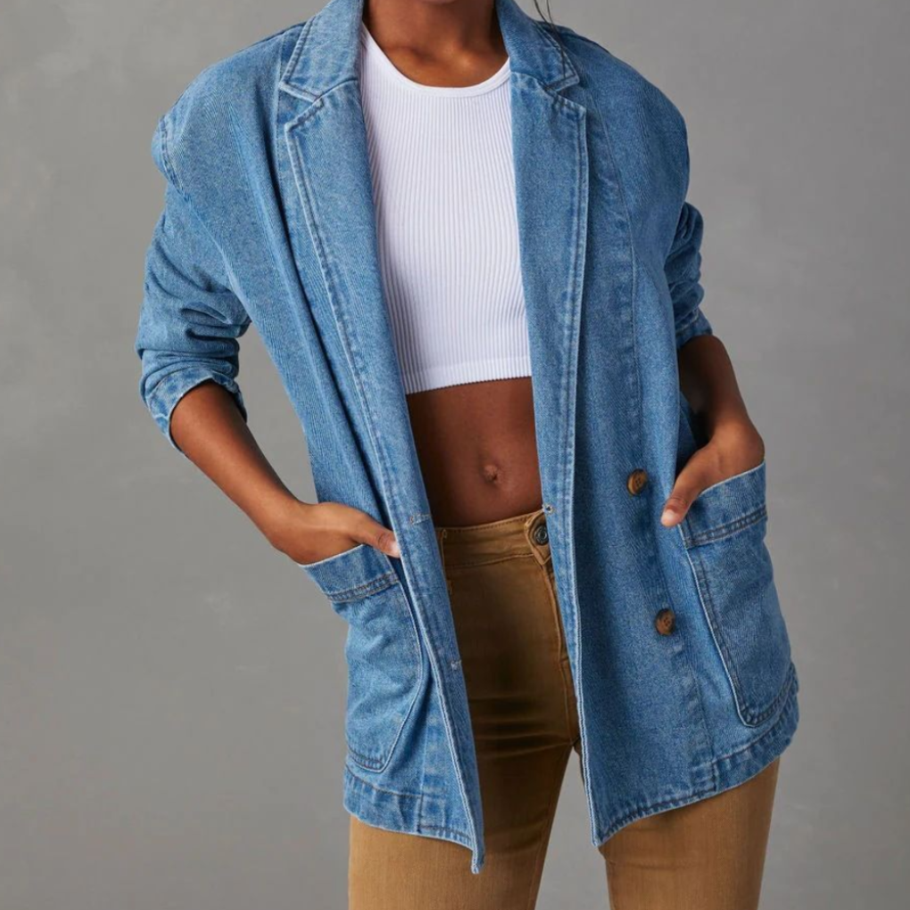 Trendy dames spijkerjas voor lente en zomer. Deze blauwe denim jas is een stijlvolle en comfortabele casual keuze.