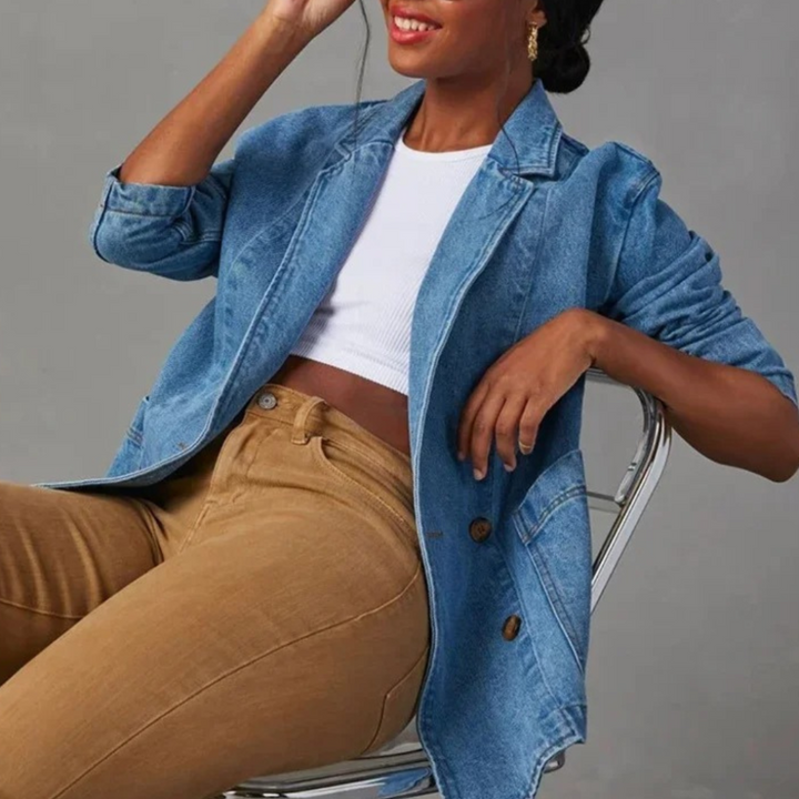 Dames denim jas in klassiek blauw, gedragen door een model. Een stijlvolle en casual spijkerjas voor de lente.