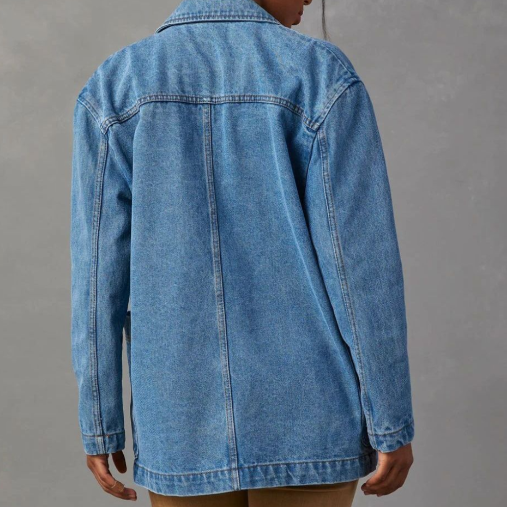 Essentiële stijlvolle dames denim jas, een veelzijdige blauwe katoenen spijkerjas voor een comfortabele casual outfit.