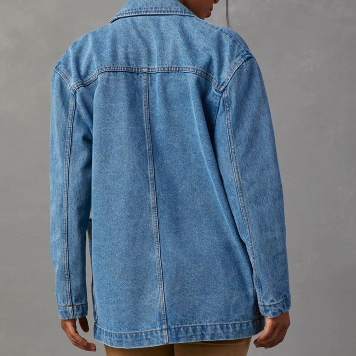 Essentiële stijlvolle dames denim jas, een veelzijdige blauwe katoenen spijkerjas voor een comfortabele casual outfit.