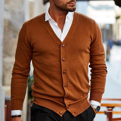 "Stijlvolle heren cardigan met V-hals en knopen, zacht en comfortabel, perfect voor elke casual of formele outfit."
