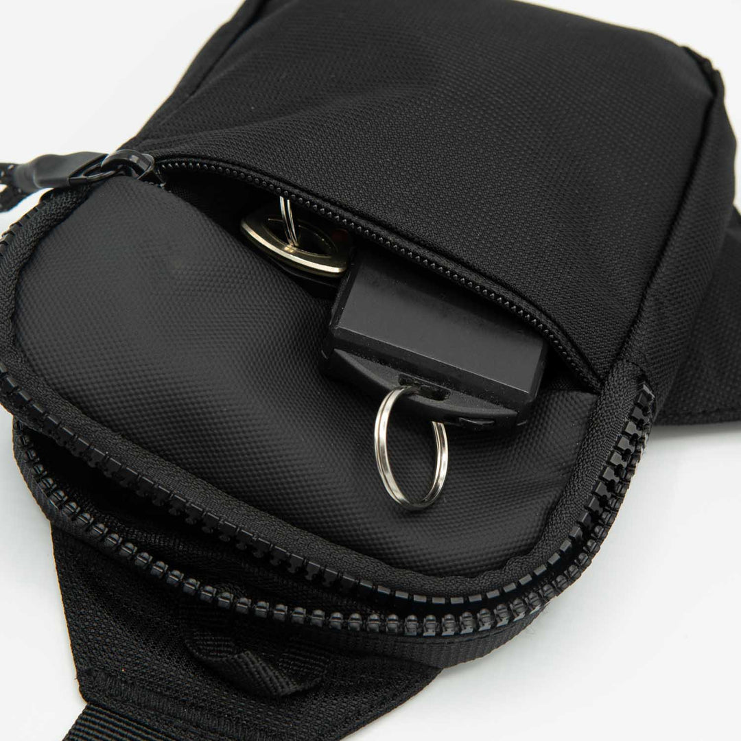 Inhoud van compacte heren tas: telefoon, portemonnee, sleutels, perfect georganiseerd voor dagelijks gemak.