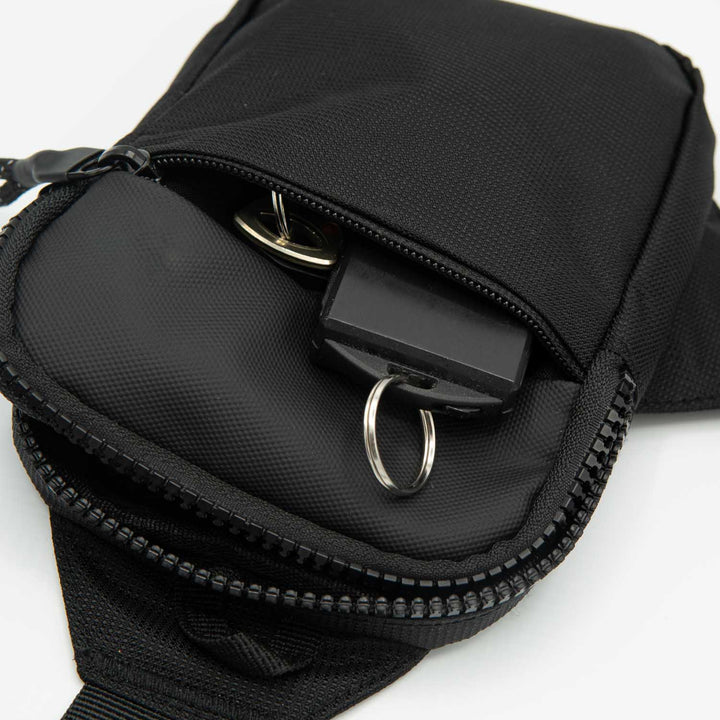 Inhoud van compacte heren tas: telefoon, portemonnee, sleutels, perfect georganiseerd voor dagelijks gemak.