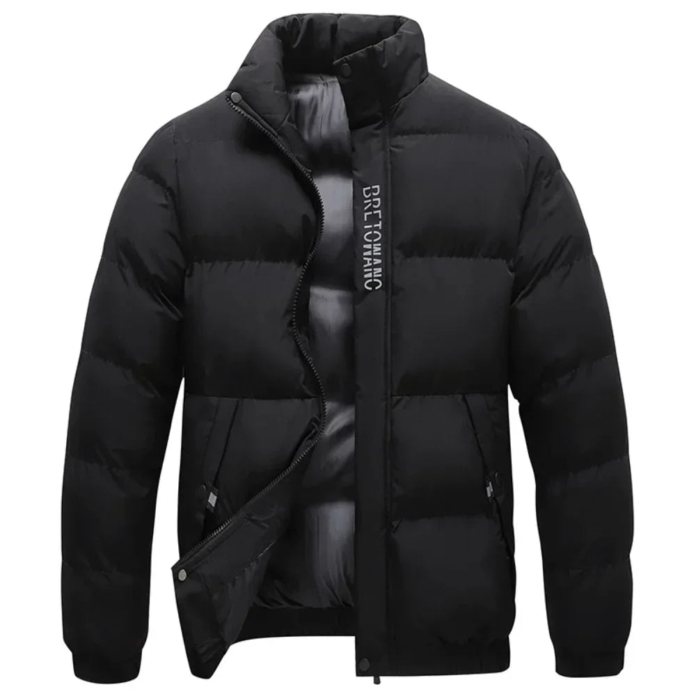 "Stijlvolle heren winterjas, water- en winddicht, grijs, navy blauw of zwart, vooraanzicht met kraag en zakken."