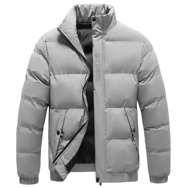 "Stijlvolle heren winterjas, water- en winddicht, grijs, navy blauw of zwart, vooraanzicht met kraag en zakken."