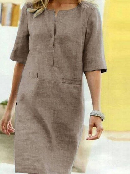 "Stijlvolle katoen-mix zomerjurk met korte mouwen en V-hals in lichtgrijs voor elegante en comfortabele zomerse looks."