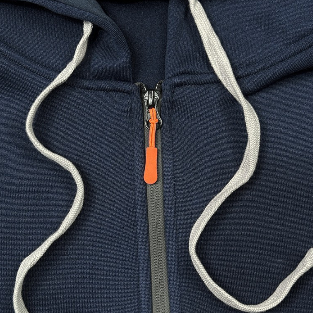 "Stijlvolle khaki herenhoodie met comfortabele pasvorm, ideaal voor zomer, gemaakt van ademende stof voor casual en sportieve