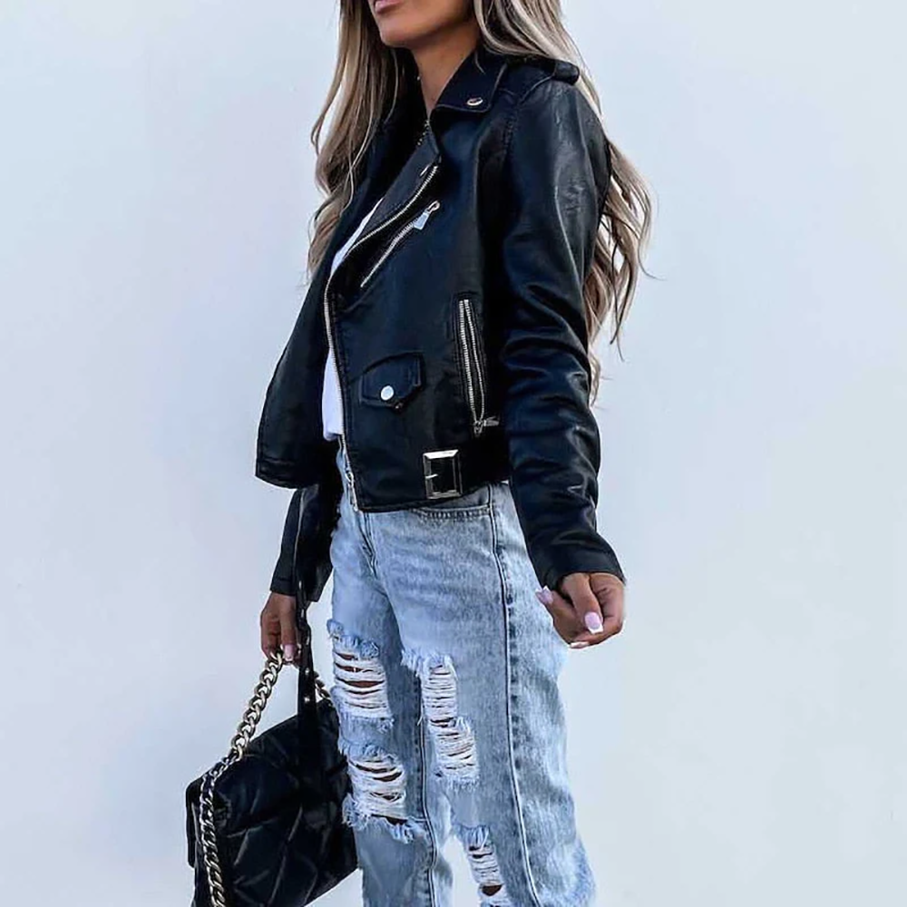 "Stijlvolle leren bikerjack voor dames met asymmetrische ritsen en metalen details, ideaal voor een edgy en chique look."