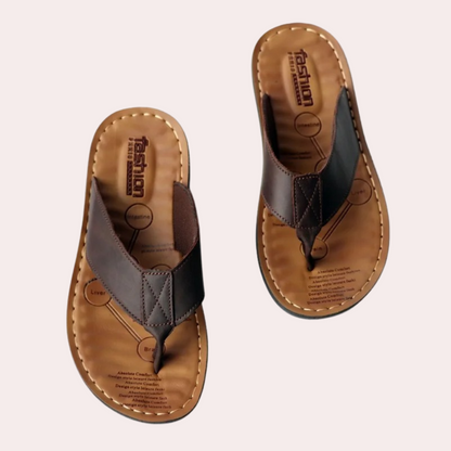 "Stijlvolle leren zomerslipper voor heren met ergonomisch voetbed en duurzame grip, ideaal voor comfort en warme dagen."