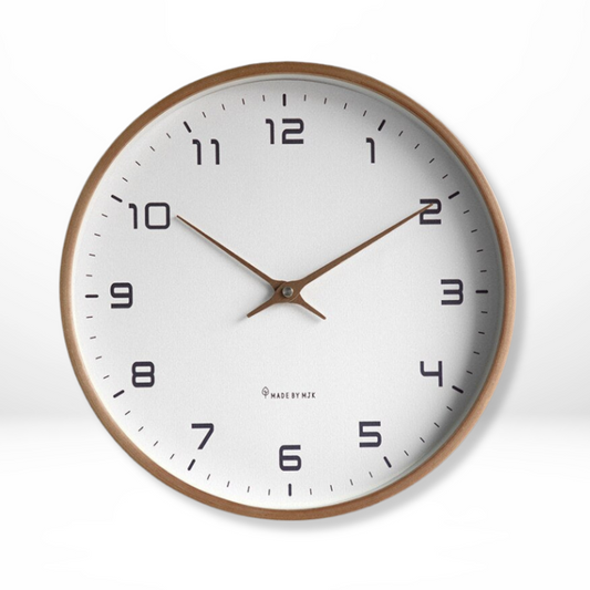 "Stijlvolle massief houten wandklok met Scandinavisch design en warme tinten, geluidsloos uurwerk voor rust in interieur."