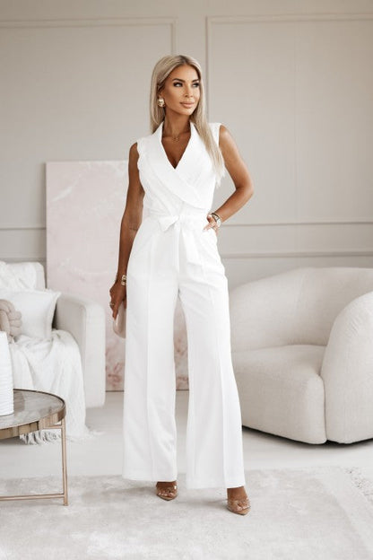 Stijlvolle mouwloze jumpsuit met diepe V-hals, overslagdetail en rechte pijpen voor een elegante dameslook.