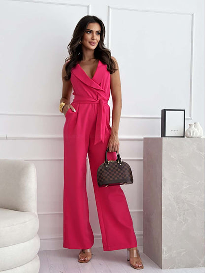 Stijlvolle mouwloze jumpsuit met diepe V-hals, overslagdetail en rechte pijpen voor een elegante dameslook.