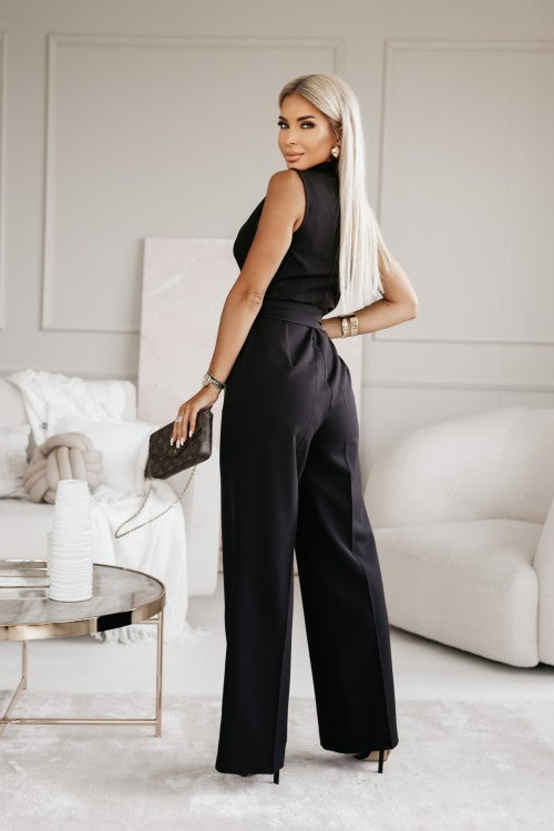 Stijlvolle mouwloze jumpsuit met diepe V-hals, overslagdetail en rechte pijpen voor een elegante dameslook.