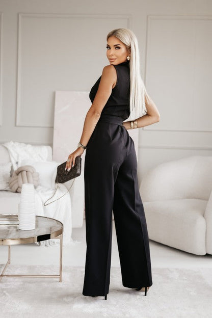 Stijlvolle mouwloze jumpsuit met diepe V-hals, overslagdetail en rechte pijpen voor een elegante dameslook.