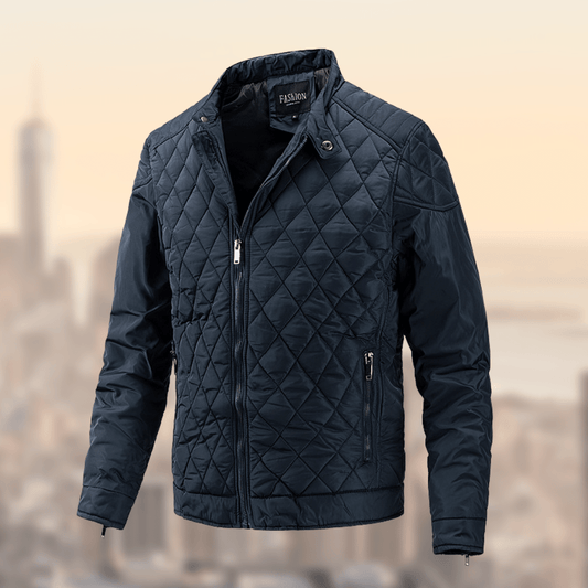 "Stijlvolle Noorse herenjas, elegant design, donkere stof, ideaal voor koude winters, biedt comfort en bescherming."