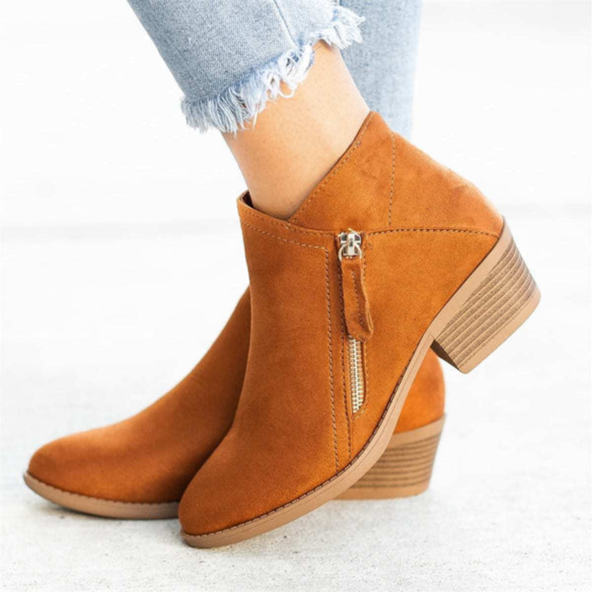 "Stijlvolle orthopedische enkelhoge dames boots met ritssluiting, beschikbaar in trendy kleuren voor maximaal comfort."