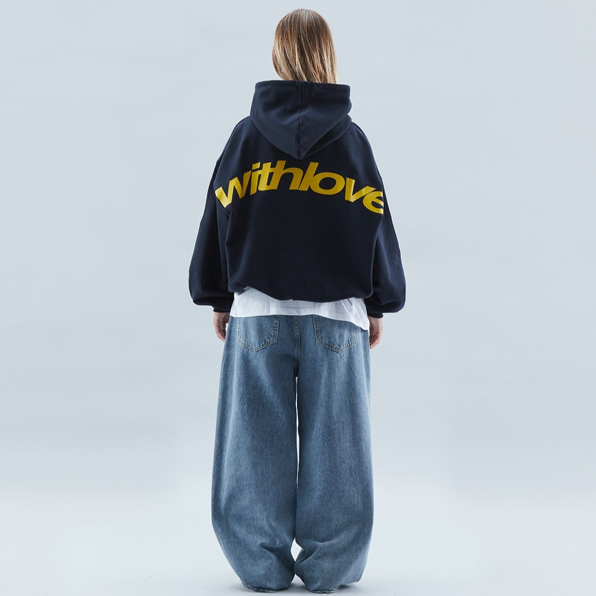 "Stijlvolle oversized hoodie met geel 'Withlove'-design, contrasterend en comfortabel voor een moderne streetwear-look."