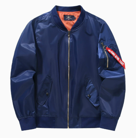 Stijlvolle piloot bomberjack met dikke oranje voering, ideaal voor herfst en winter, biedt warmte en eigentijdse look.