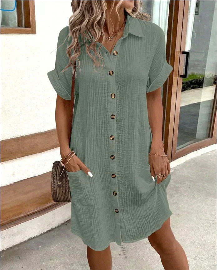 Stijlvolle polo jurk voor dames met polokraag, knoopsluiting en zakken. Verkrijgbaar in wit, geel, blauw en groen.