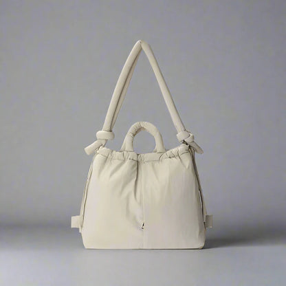"Stijlvolle puffer handtas in beige met ruim design en comfortabele handgrepen voor vrouwen, perfect voor dagelijks gebruik."