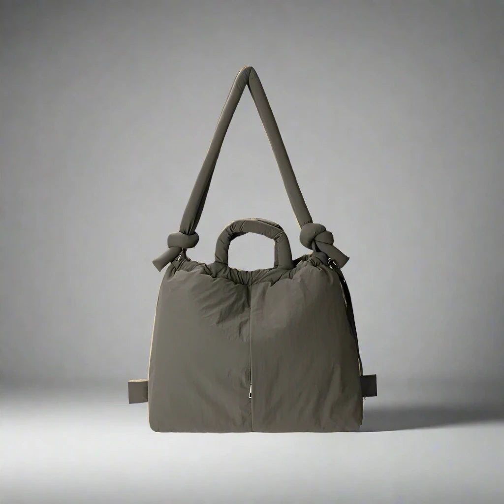 "Stijlvolle puffer handtas in beige met ruim design en comfortabele handgrepen voor vrouwen, perfect voor dagelijks gebruik."