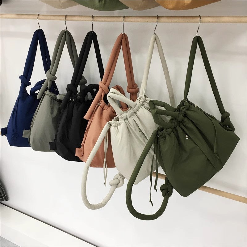 "Stijlvolle puffer handtas in beige met ruim design en comfortabele handgrepen voor vrouwen, perfect voor dagelijks gebruik."