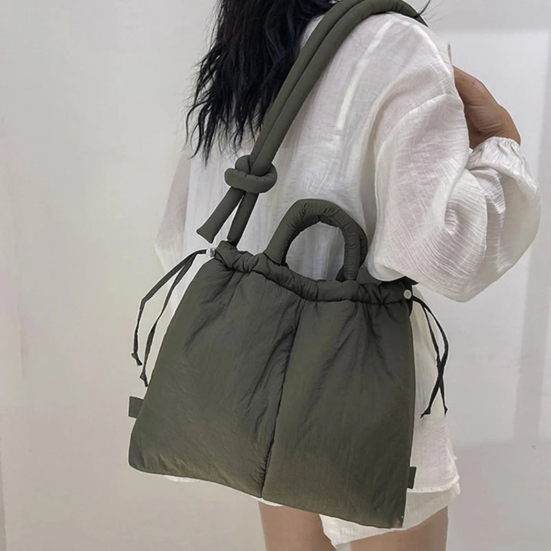 "Stijlvolle puffer handtas in beige met ruim design en comfortabele handgrepen voor vrouwen, perfect voor dagelijks gebruik."