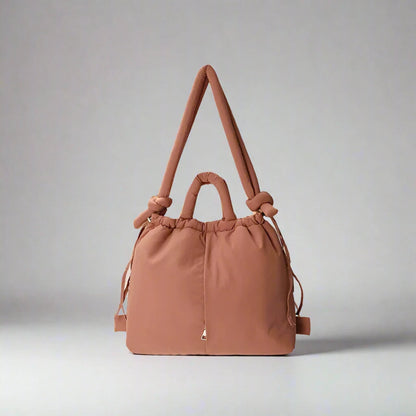 "Stijlvolle puffer handtas in beige met ruim design en comfortabele handgrepen voor vrouwen, perfect voor dagelijks gebruik."