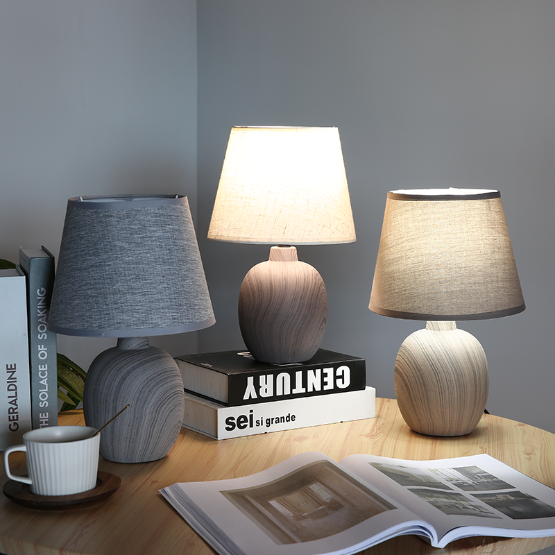 "Stijlvolle Rivo tafellamp met oplaadbare batterij, modern design, warme gloed, ideaal voor sfeervolle huisdecoratie."