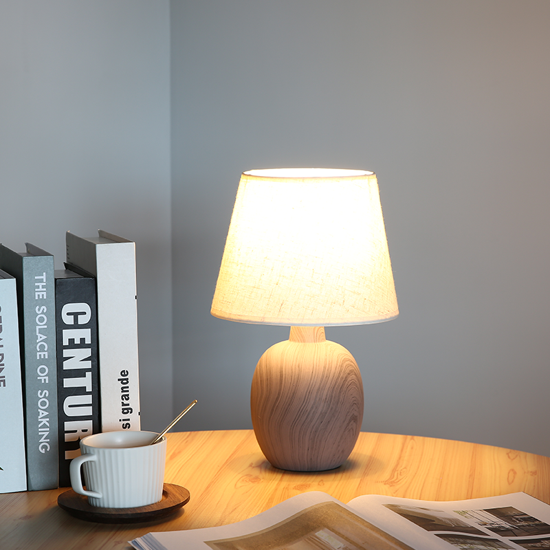 "Stijlvolle Rivo tafellamp met oplaadbare batterij, modern design, warme gloed, ideaal voor sfeervolle huisdecoratie."