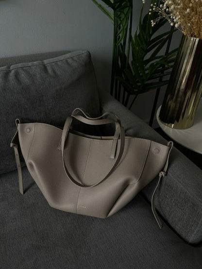 "Stijlvolle, ruime leren schoudertas voor dames met vintage design en verstelbare riem, perfect voor dagelijks gebruik."