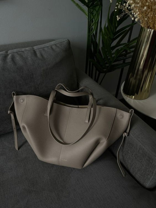 "Stijlvolle, ruime leren schoudertas voor dames met vintage design en verstelbare riem, perfect voor dagelijks gebruik."