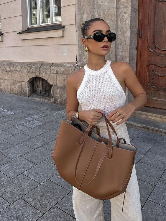 "Stijlvolle, ruime leren schoudertas voor dames met vintage design en verstelbare riem, perfect voor dagelijks gebruik."