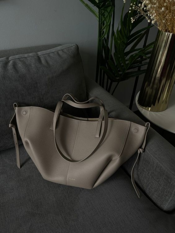 "Stijlvolle, ruime leren schoudertas voor dames met vintage design en verstelbare riem, perfect voor dagelijks gebruik."