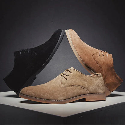 "Stijlvolle suède Oxford heren schoenen voor formele en casual gelegenheden, met duurzaam vegan materiaal en comfortzolen."