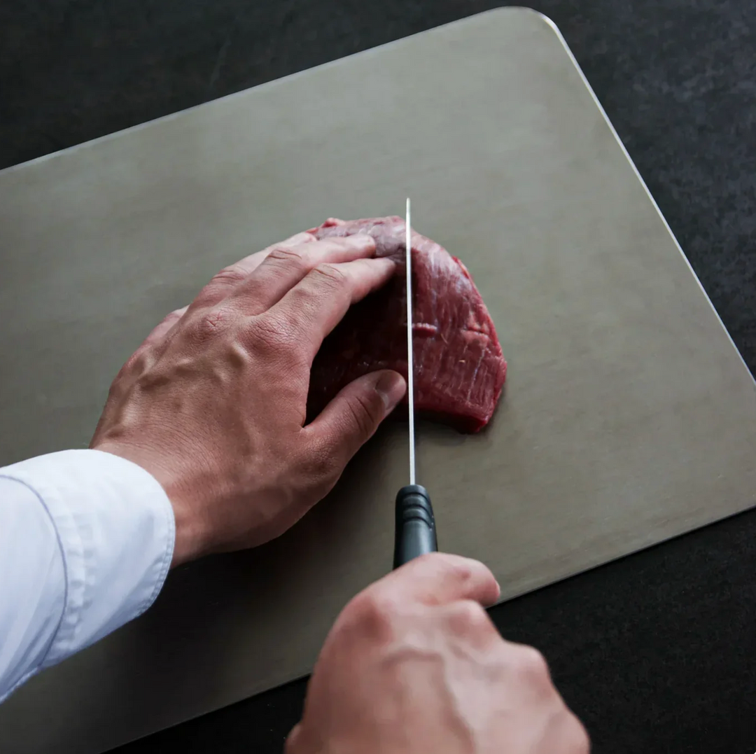 Titanium Pro snijplank. Krasbestendig en hygiënisch, perfect voor veilig snijden van voedsel in de keuken.