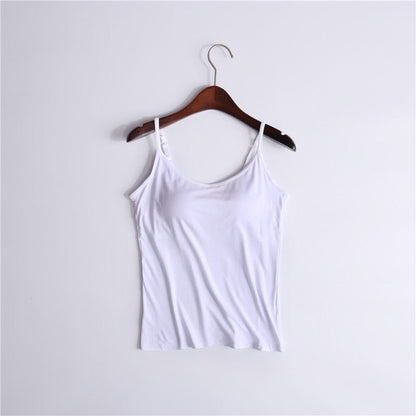 "Stijlvolle top met ingebouwde BH, verstelbare bandjes, in diverse kleuren voor comfortabele en veelzijdige outfits."