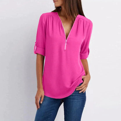 Stijlvolle Vera damesblouse met V-hals en rits in blauw, perfect voor diverse outfits en gelegenheden.