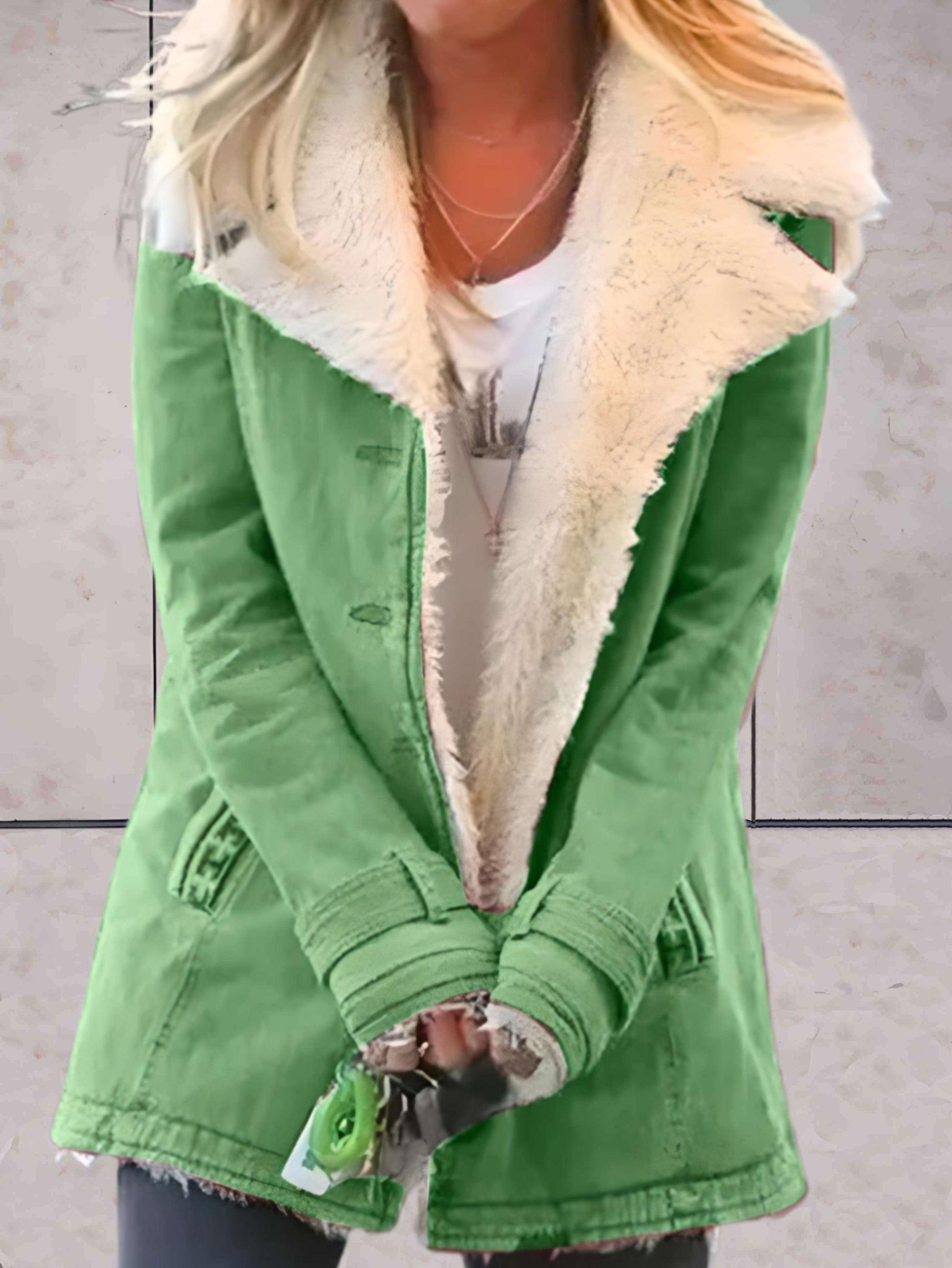 "Stijlvolle winterjas voor dames met warme imitatiebontvoering, elegant ontwerp en waterafstotende eigenschappen."