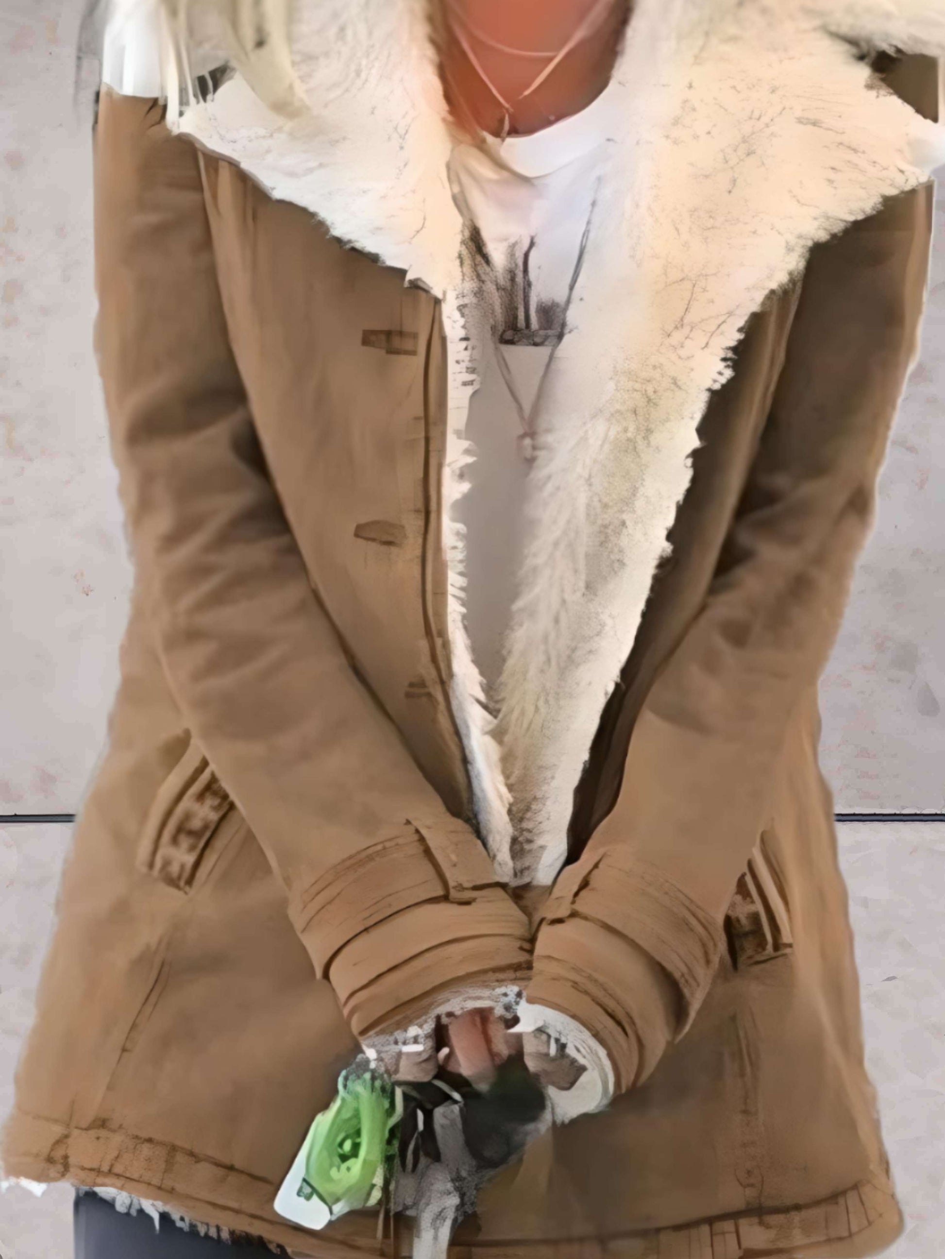 "Stijlvolle winterjas voor dames met warme imitatiebontvoering, elegant ontwerp en waterafstotende eigenschappen."