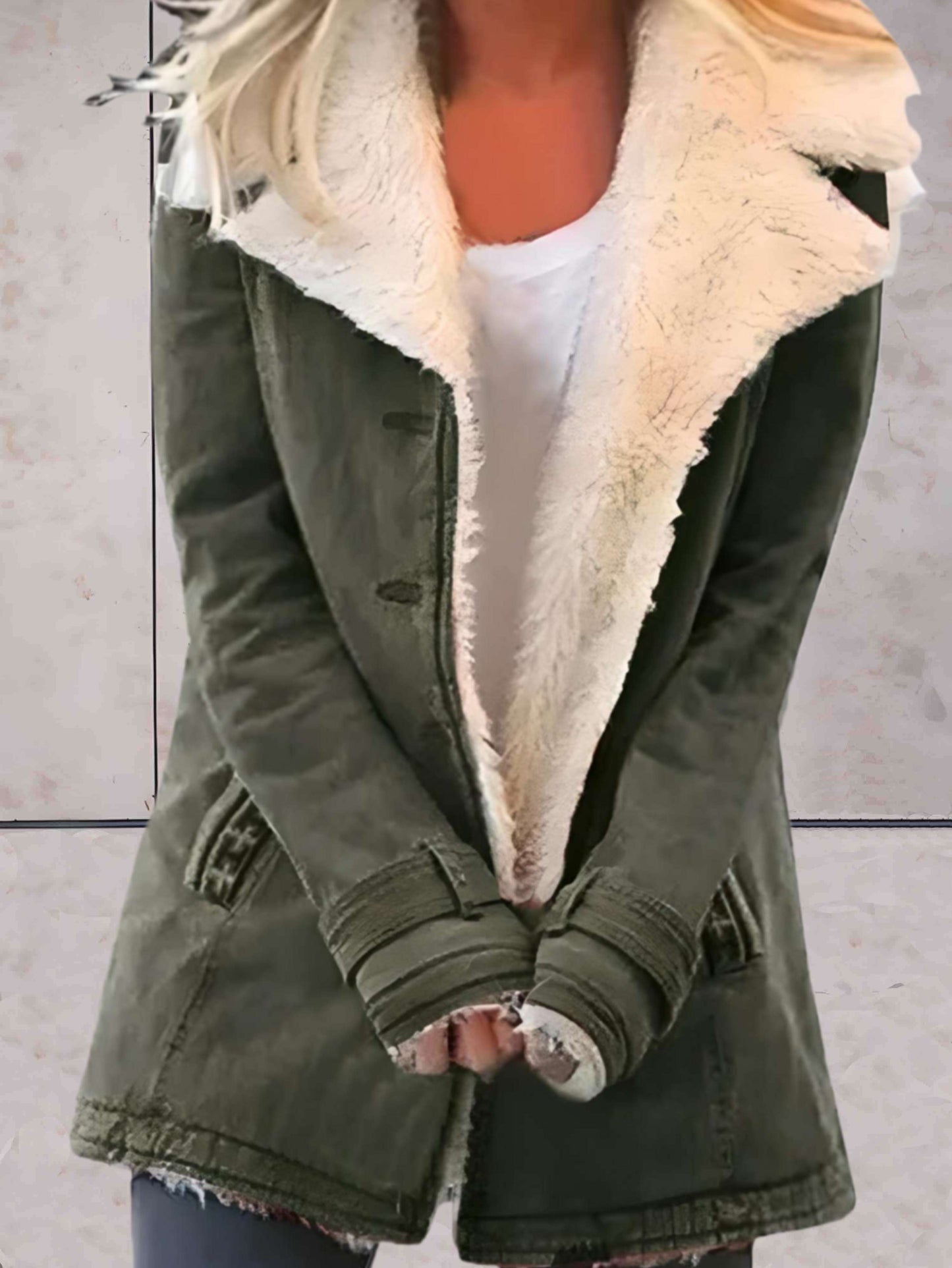 "Stijlvolle winterjas voor dames met warme imitatiebontvoering, elegant ontwerp en waterafstotende eigenschappen."