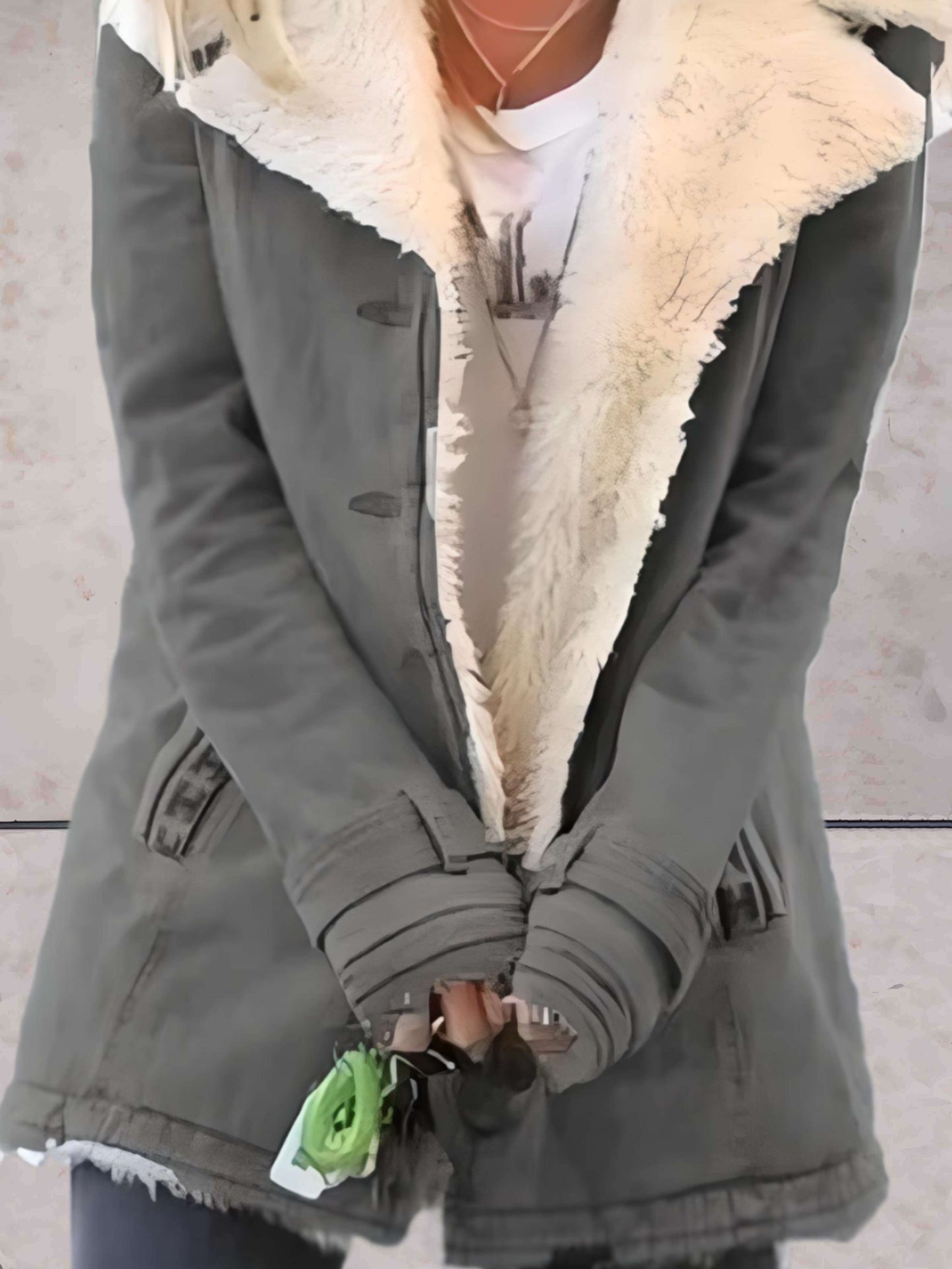 "Stijlvolle winterjas voor dames met warme imitatiebontvoering, elegant ontwerp en waterafstotende eigenschappen."
