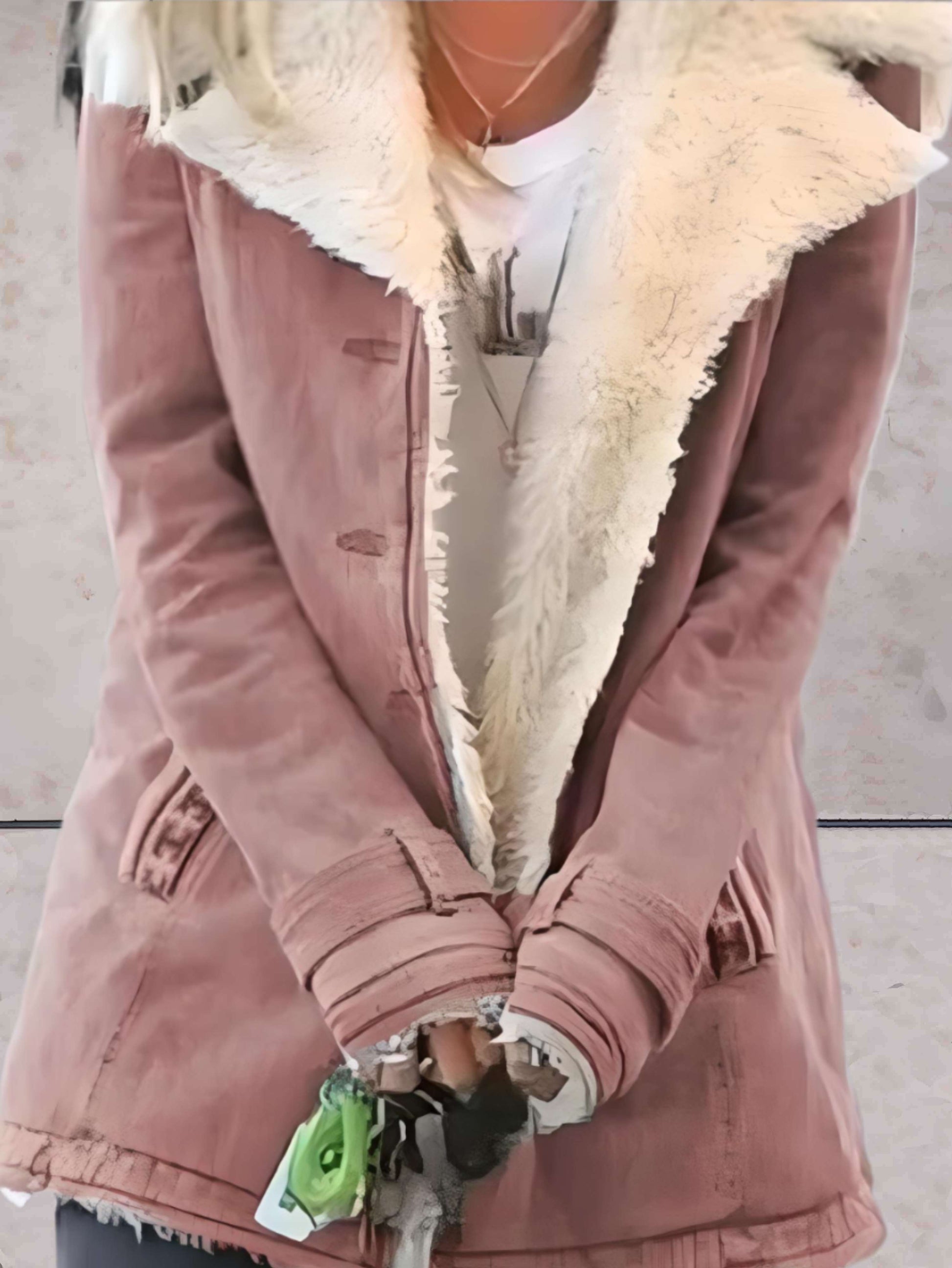 "Stijlvolle winterjas voor dames met warme imitatiebontvoering, elegant ontwerp en waterafstotende eigenschappen."