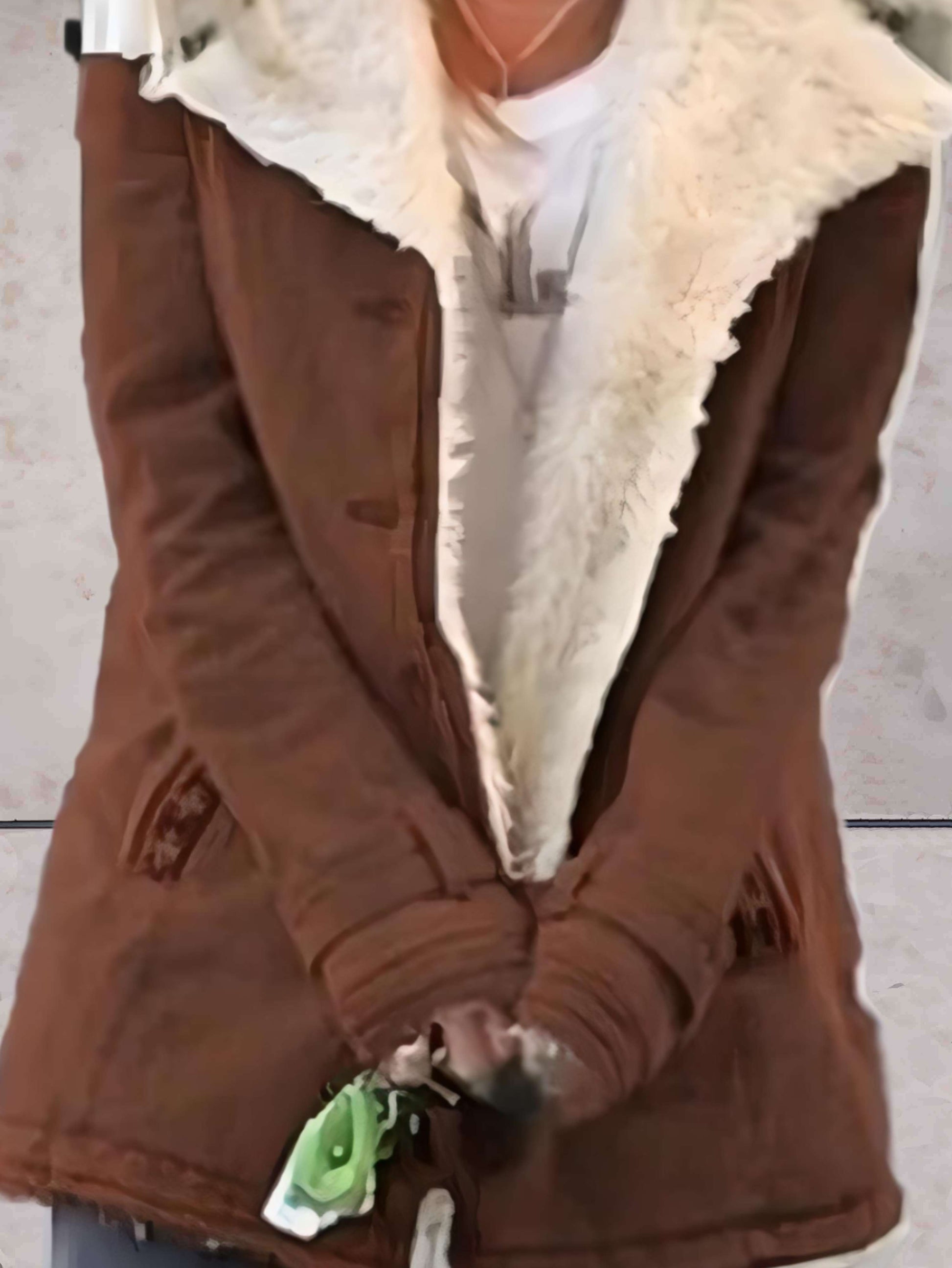 "Stijlvolle winterjas voor dames met warme imitatiebontvoering, elegant ontwerp en waterafstotende eigenschappen."