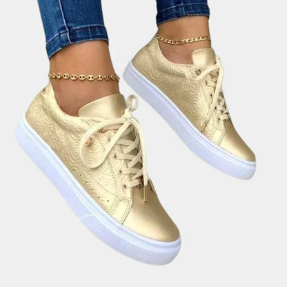 "Stijlvolle witte damessneakers van kunstleer met dempende zool, elegant design voor casual en semi-formele outfits."
