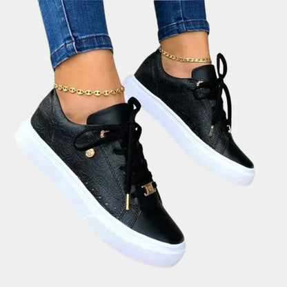 "Stijlvolle witte damessneakers van kunstleer met dempende zool, elegant design voor casual en semi-formele outfits."